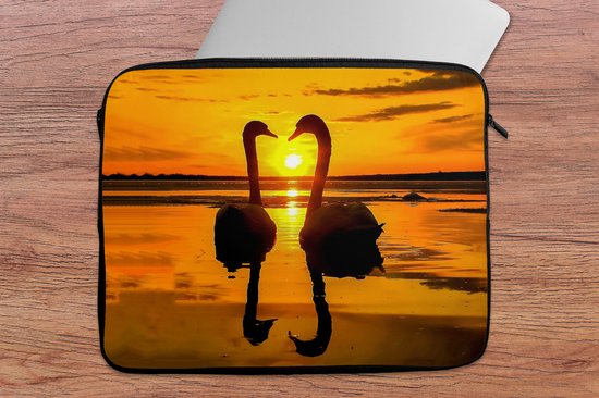 Laptophoes 15.6 inch - Zwanen - Zonsondergang - vogel - Oranje - Water - Laptop sleeve - Binnenmaat 37x26 cm - Zwarte achterkant