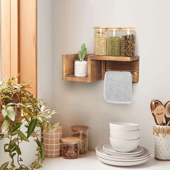 Houten toiletrolhouder met plank in een keuken, met een grijze handdoek, potten met eten en stapels kommen.