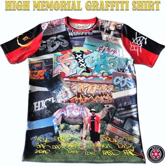 Een T-shirt met 'HIGH MEMORIAL GRAFFITI SHIRT' bovenaan. De print is een collage van graffiti en een man met een kameel.