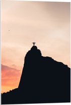 WallClassics - Acrylglas - Silhouet van Jezusbeeld op berg met Zonsondergang - 60x90 cm Foto op Acrylglas (Met Ophangsysteem)