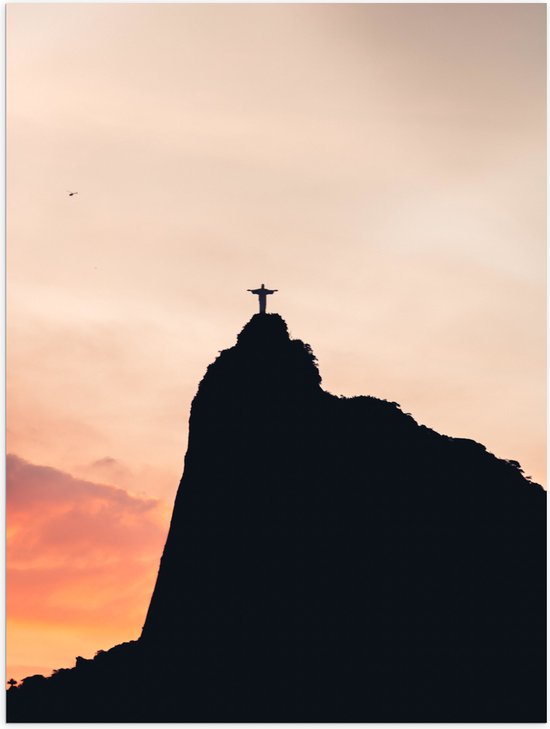 WallClassics - Poster Glanzend – Silhouet van Jezusbeeld op berg met Zonsondergang - 30x40 cm Foto op Posterpapier met Glanzende Afwerking