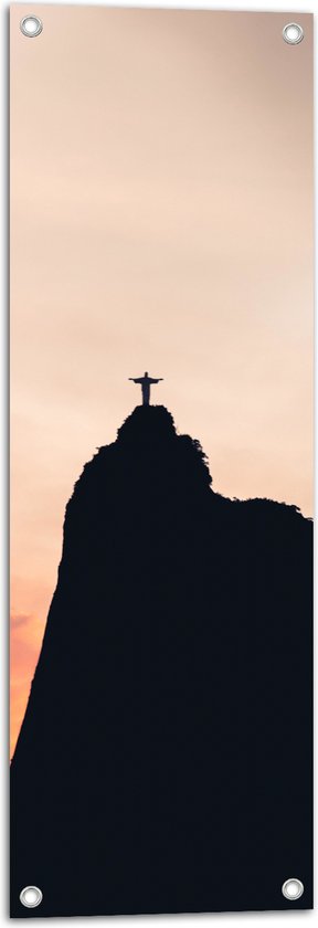 WallClassics - Tuinposter – Silhouet van Jezusbeeld op berg met Zonsondergang - 30x90 cm Foto op Tuinposter  (wanddecoratie voor buiten en binnen)