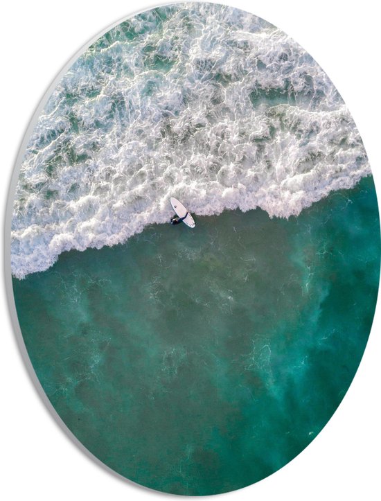 WallClassics - PVC Schuimplaat Ovaal - Bovenaanzicht van Surfer bij Schuimgolf - 21x28 cm Foto op Ovaal  (Met Ophangsysteem)