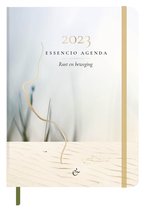 Essencio Agenda 2023 groot (A5) - Quotes - Reflectievragen - Rustig ontwerp - Natuur - Leeslint - Opbergvak - Citaten - Korte overdenkingen - Inspiratie