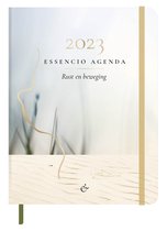 Essencio Agenda 2023 klein (A6) - Quotes - Reflectievragen - Rustig ontwerp - Natuur - Leeslint - Opbergvak - Korte overdenkingen - Planner - Weekplanner