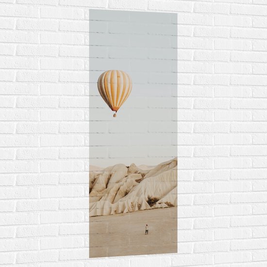 WallClassics - Muursticker - Beige Luchtballon boven Beige Rotsen - 50x150 cm Foto op Muursticker