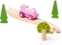 Roze en paarse speelgoedtrein op een houten spoor met bomen en een brug.