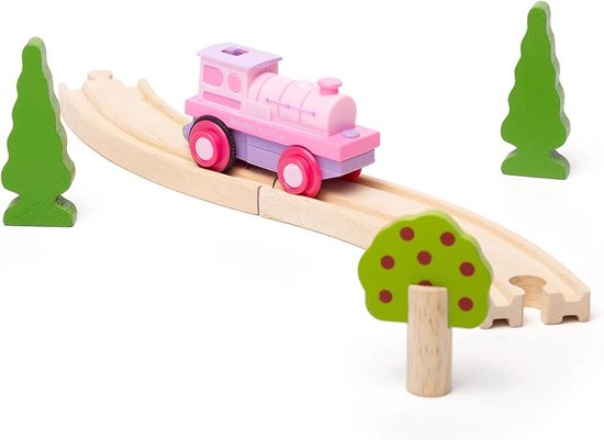 Roze en paarse speelgoedtrein op een houten spoor met bomen en een brug.