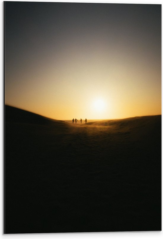 WallClassics - Dibond - Personen Voetballend in Woestijn met Zonsondergang - 40x60 cm Foto op Aluminium (Wanddecoratie van metaal)
