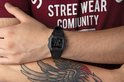 Zwart Casio horloge met de tijd 2:36:16, gedragen op de pols.