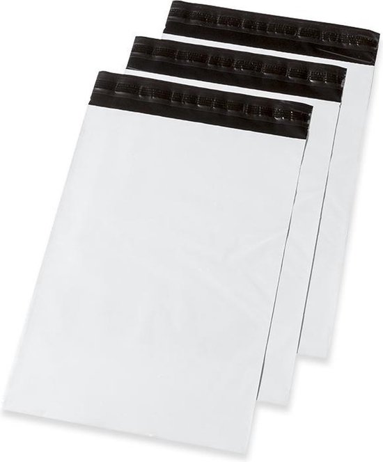 Trois sacs d'expédition blancs avec des bandes adhésives noires.