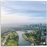 WallClassics - Tuinposter – Rivier door Stad met Wolken - 50x50 cm Foto op Tuinposter  (wanddecoratie voor buiten en binnen)