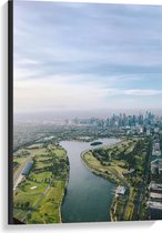 WallClassics - Canvas  - Rivier door Stad met Wolken - 60x90 cm Foto op Canvas Schilderij (Wanddecoratie op Canvas)