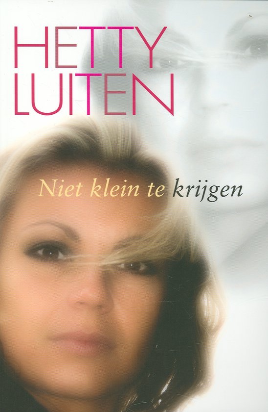 Boekcover Hetty Luiten 'Niet klein te krijgen'. Close-up van een vrouw met blond haar.