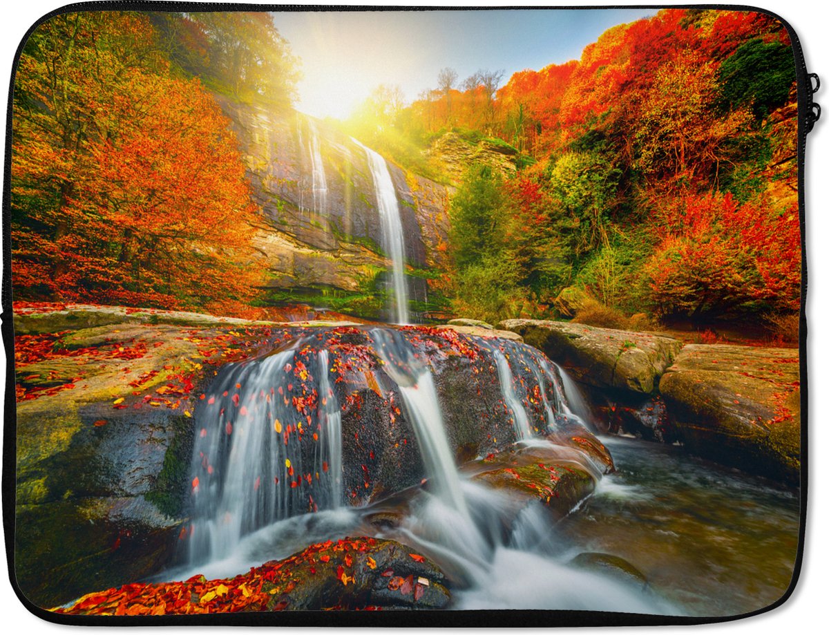Laptophoes 17 inch - Waterval - Natuur - Herfst - Rood - Water - Laptop sleeve - Binnenmaat 41x28 cm - Zwarte achterkant