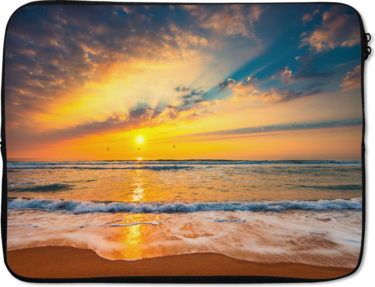 Laptophoes 15.6 inch - Zonsondergang - Strand - Zee - Wolken - Oranje - Laptop sleeve - Binnenmaat 37x26 cm - Zwarte achterkant