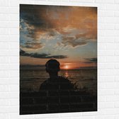 WallClassics - Muursticker - Silhouet van Persoon bij het Water - 80x120 cm Foto op Muursticker
