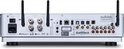 Achterkant van zilverkleurige audiospeler met diverse aansluitingen en antennes.