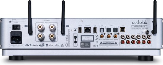 Achterkant van zilverkleurige audiospeler met diverse aansluitingen en antennes.