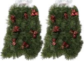 2x Groene kunst kerst guirlandes met rode cadeautjes versiering 270 cm - Dennenslingers kerstversieringen/kerstdecoraties