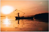 WallClassics - Poster (Mat) - Un pêcheur lance le filet de pêche d'un bateau - 90x60 cm Photo sur papier affiche avec un aspect mat