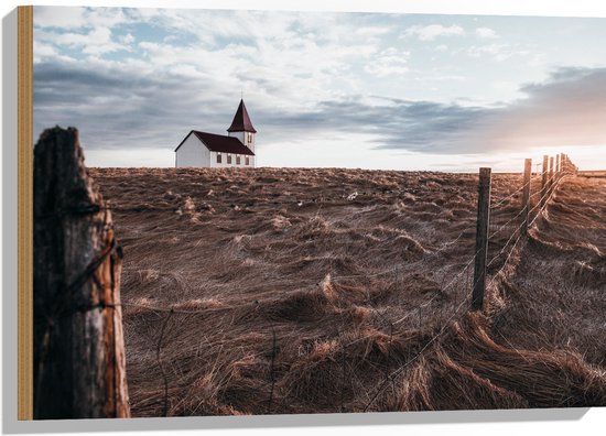 WallClassics - Hout - Kapelletje in Verlaten Veld - 75x50 cm - 12 mm dik - Foto op Hout (Met Ophangsysteem)