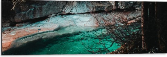 WallClassics - Dibond - Groen Water Langs de Rotswand - 90x30 cm Foto op Aluminium (Met Ophangsysteem)