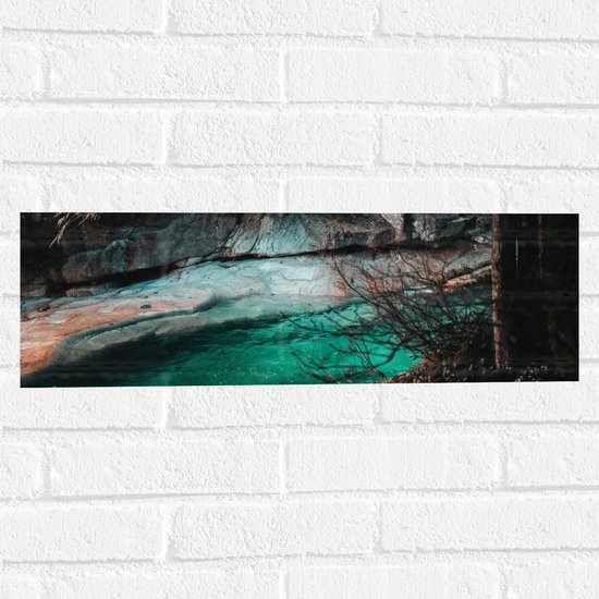 WallClassics - Muursticker - Water verte le long du mur rocheux - 60x20 cm Photo sur Muursticker