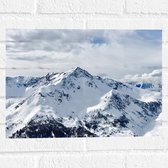 WallClassics - Muursticker - Sneeuw op Hoge Bergen - 40x30 cm Foto op Muursticker