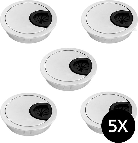 Vijf mat aluminium ronde kabeldoorvoeren met zwarte borstel. De tekst '5X' staat op de onderste doorvoer.