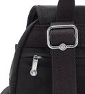 Detail van een zwarte Kipling rugzak met zilverkleurige gesp en ritstrekkers.