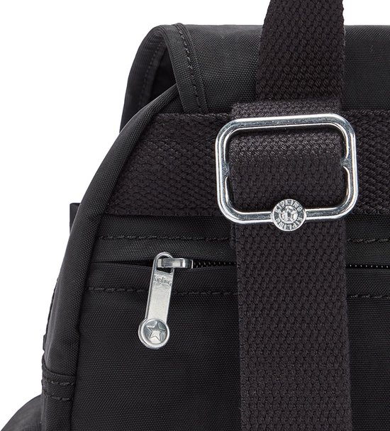 Detail van een zwarte Kipling rugzak met zilverkleurige gesp en ritstrekkers.