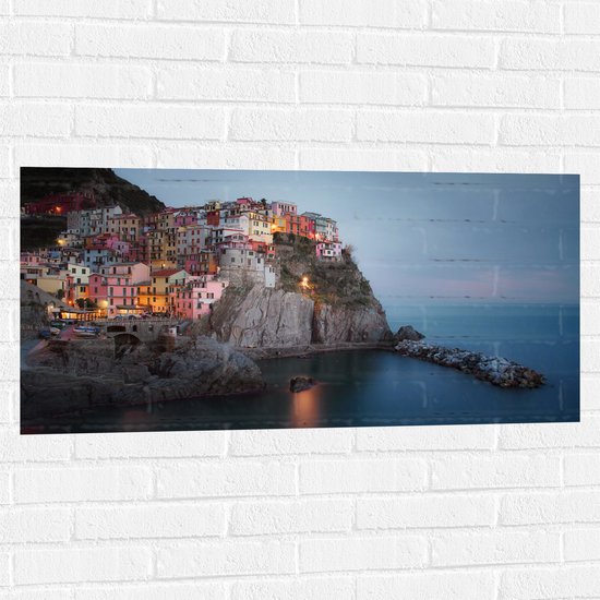 WallClassics - Muursticker - Verlicht Gekleurd dorpje aan Water - 100x50 cm Foto op Muursticker