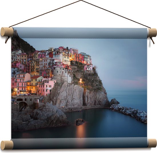 WallClassics - Textielposter - Verlicht Gekleurd dorpje aan Water - 40x30 cm Foto op Textiel