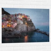 WallClassics - Muursticker - Verlicht Gekleurd dorpje aan Water - 100x75 cm Foto op Muursticker