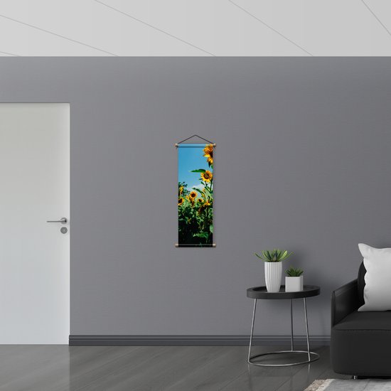 WallClassics - Affiche textile - Tournesols dans le champ avec ciel radieux - 30x90 cm Photo sur textile