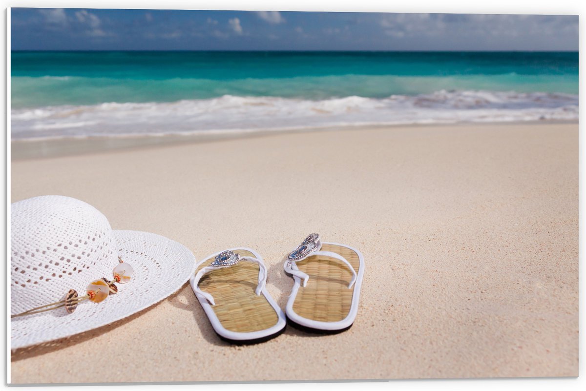 PVC Schuimplaat- Slippers en Hoed op Strand - 60x40 cm Foto op PVC Schuimplaat