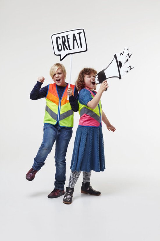 Twee kinderen met WOWOW veiligheidshesjes; een jongen met bord 'GREAT', een meisje met megafoon.