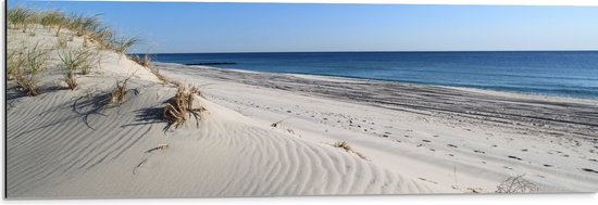 WallClassics - Dibond - Witte Duinen tegen de Zee - 90x30 cm Foto op Aluminium (Met Ophangsysteem)