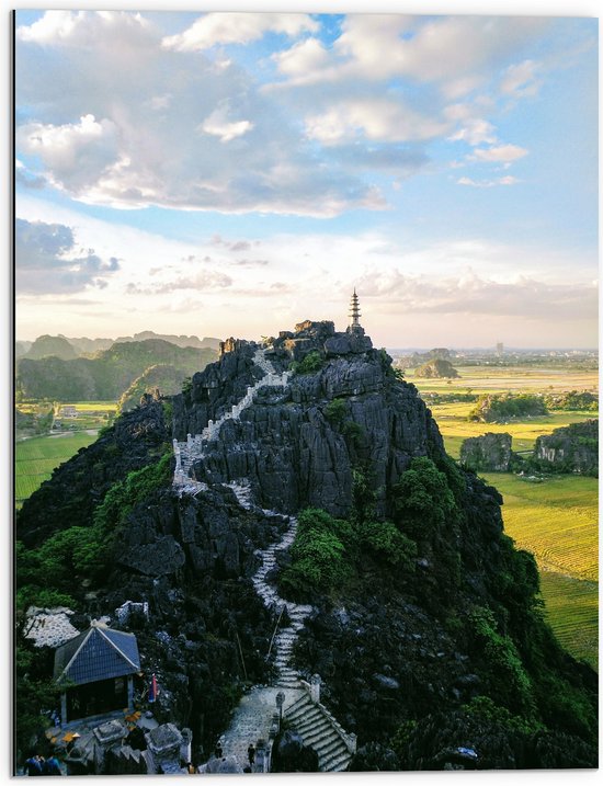 WallClassics - Dibond - Trap naar Bergtop met Schapenwolken - 60x80 cm Foto op Aluminium (Met Ophangsysteem)