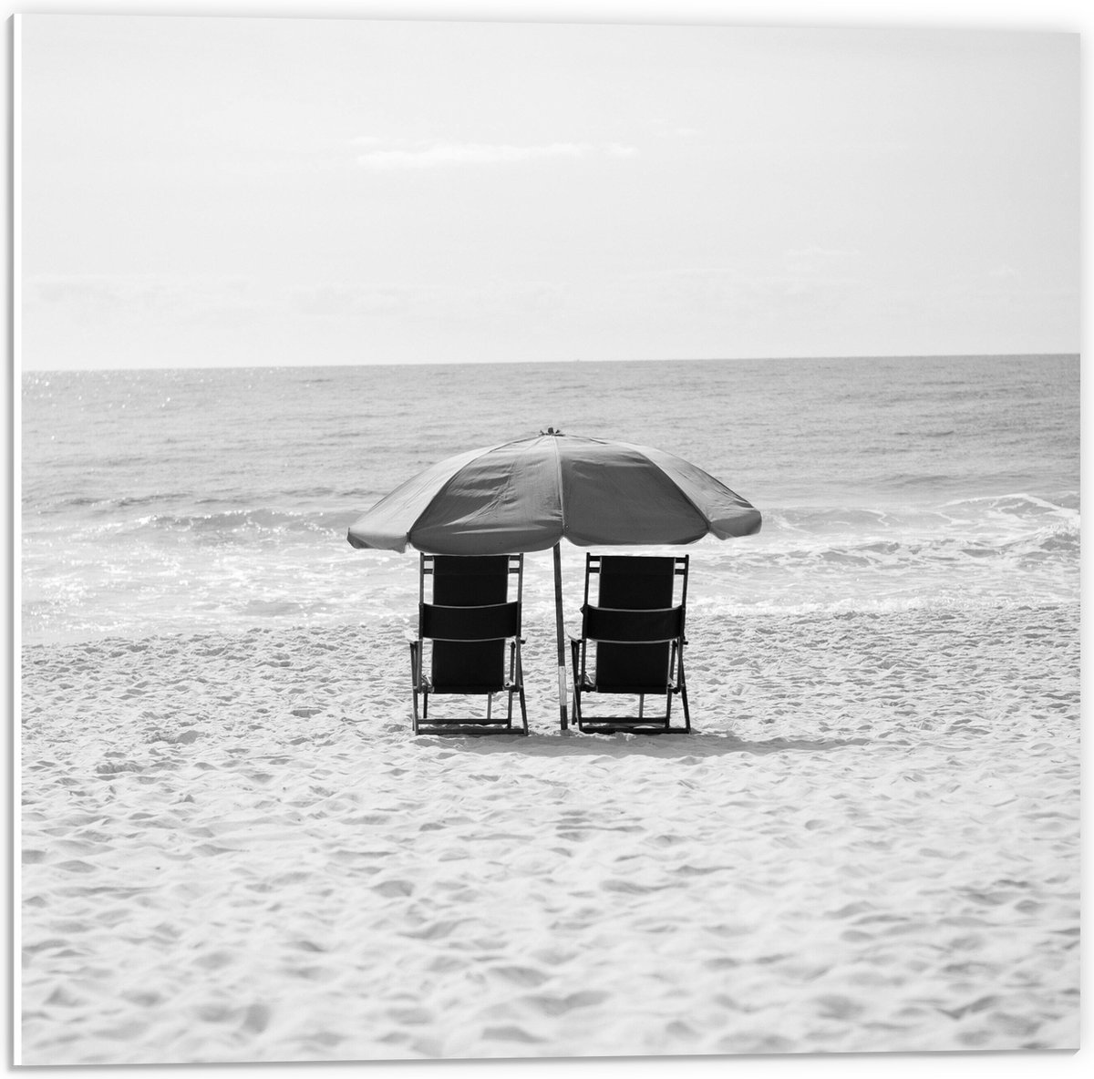 PVC Schuimplaat- Stoelen op het Strabd met Parasol in het zwart-wit - 50x50 cm Foto op PVC