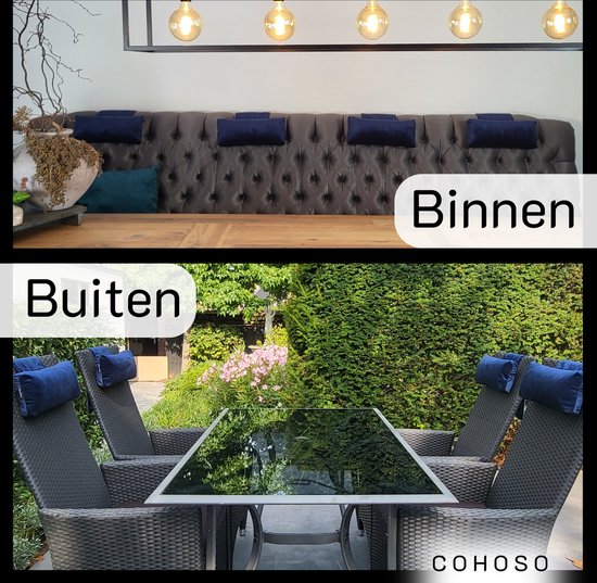 Donkerblauwe kussens op een grijze bank binnen en op stoelen buiten.