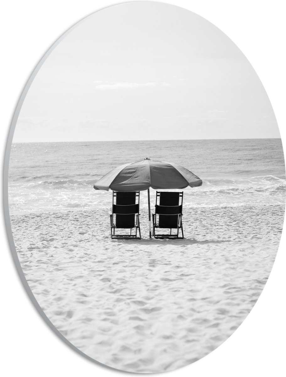 PVC Schuimplaat Ovaal - Stoelen op het Strabd met Parasol in het zwart-wit - 21x28 cm Foto
