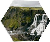 WallClassics - PVC Schuimplaat Hexagon  - Watervallen in Volbegroeide Bergen - 50x43.5 cm Foto op Hexagon (Met Ophangsysteem)