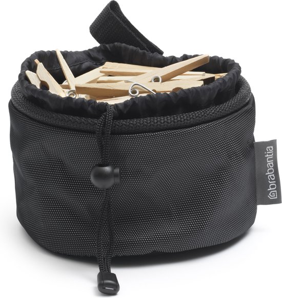 Zwart textielen wasknijpertasje met bruin koord en Brabantia logo, gevuld met houten wasknijpers.