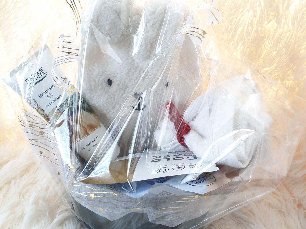 Cadeau Pakket -Geschenkverpakking met kruik, Therme Shower Gel Vegan, Konijn wite warmwaterkruik, voetmasker, gezichtsmasker, opbergmand, handdoek royal