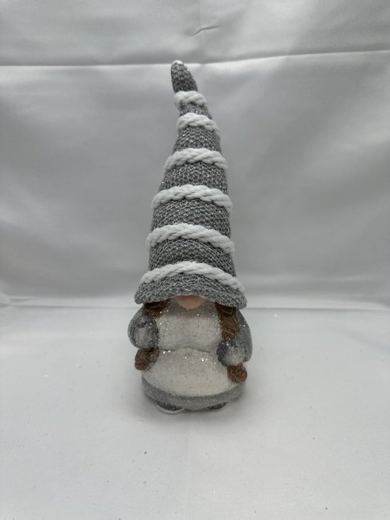 Kerstbeeldje Kerstvrouw - grijs + gebreide muts - keramiek - 21 cm hoog x 8 cm x 7 cm – Kerstdecoratie
