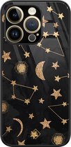 Casimoda® hoesje - Geschikt voor iPhone 14 Pro - Counting The Stars - Luxe Hard Case Zwart - Backcover telefoonhoesje - Goudkleurig
