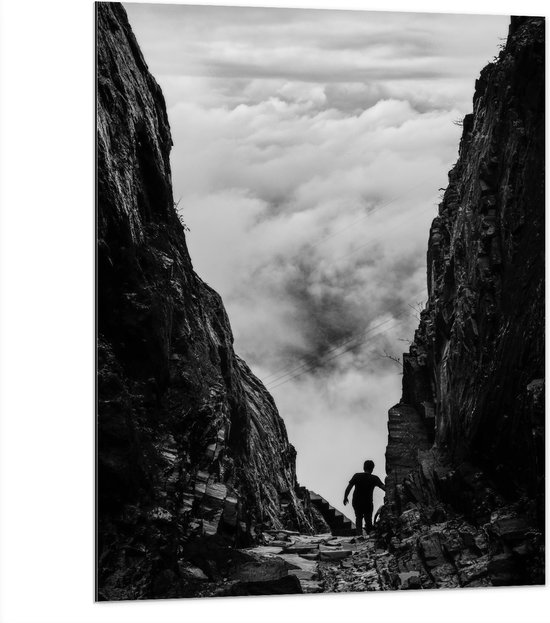 WallClassics - Dibond - Man tussen Rotsen boven Wolken in Zwart-wit - 75x100 cm Foto op Aluminium (Met Ophangsysteem)