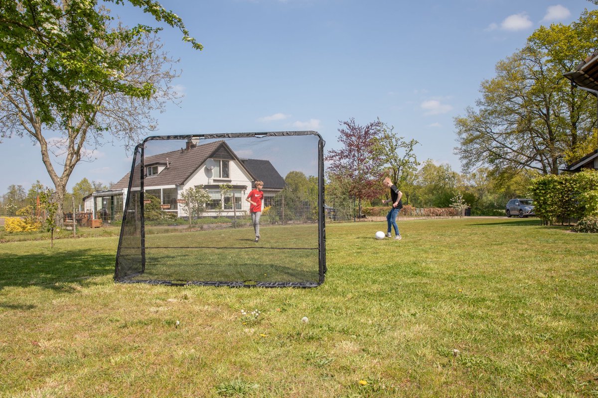 VirtuFit Voetbaldoel Pro met Doelwand - Voetbalgoal - 220 x 170 cm - Doelwand met 2 open zones - Snelle montage - Voetbaldoel met gatendoek - Inclusief 4 grondankers — afbeelding 4